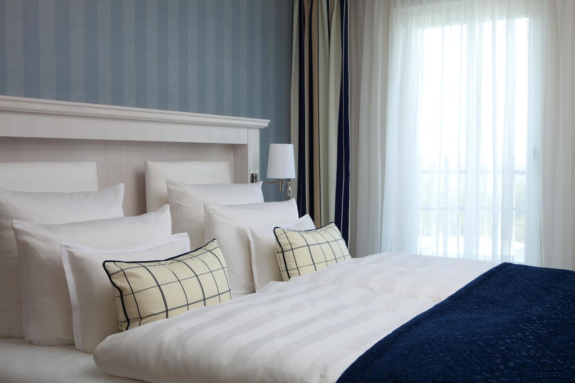 ชไตเกนแบร์เกอร์ แกรนด์โฮเต็ล แอนด์ สปา เฮริงสดอร์ฟ Hotel ภายนอก รูปภาพ A bed with a bed runner