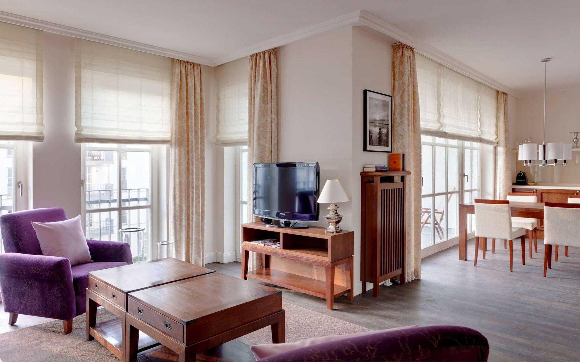 ชไตเกนแบร์เกอร์ แกรนด์โฮเต็ล แอนด์ สปา เฮริงสดอร์ฟ Hotel ภายนอก รูปภาพ A living room with a television
