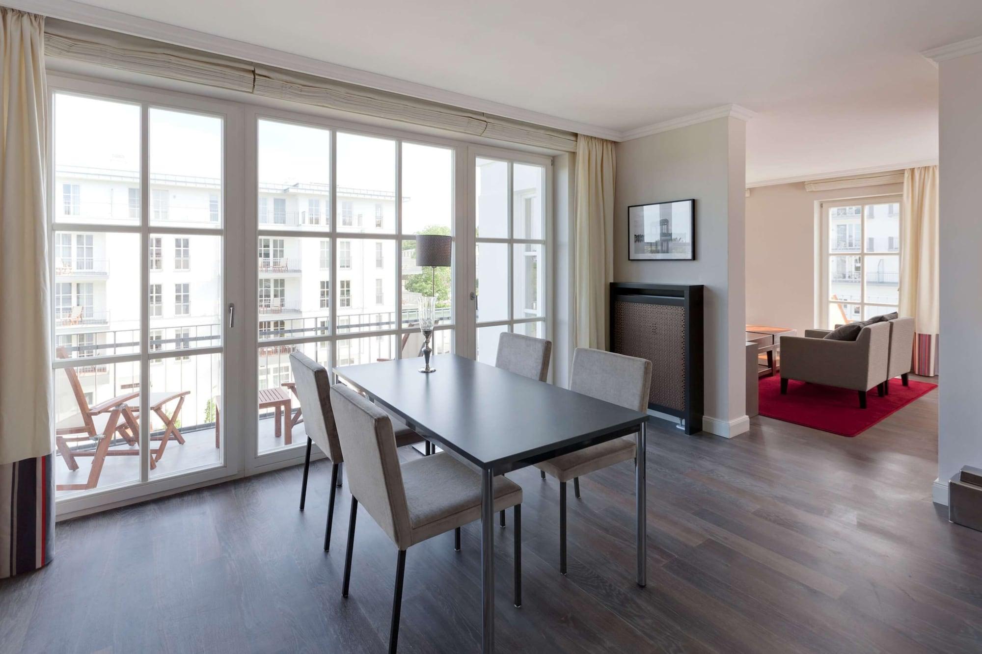 ชไตเกนแบร์เกอร์ แกรนด์โฮเต็ล แอนด์ สปา เฮริงสดอร์ฟ Hotel ภายนอก รูปภาพ Interior of a serviced apartment in Berlin, Germany