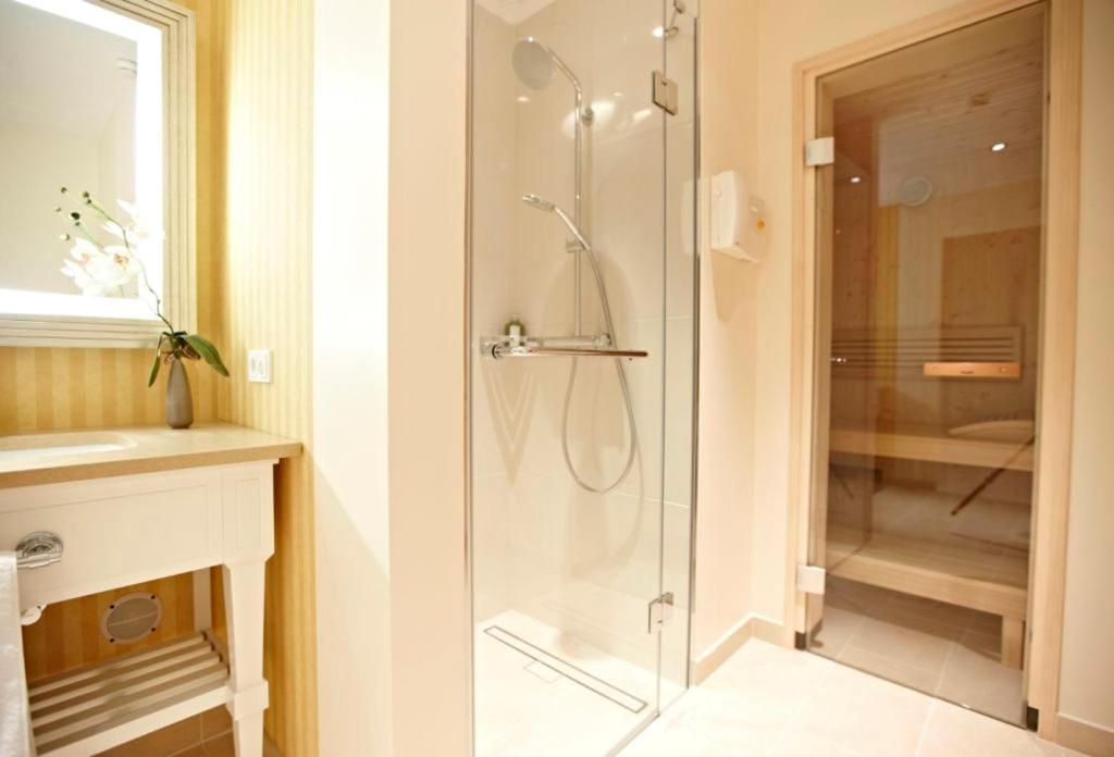 ชไตเกนแบร์เกอร์ แกรนด์โฮเต็ล แอนด์ สปา เฮริงสดอร์ฟ Hotel ภายนอก รูปภาพ A shower enclosure