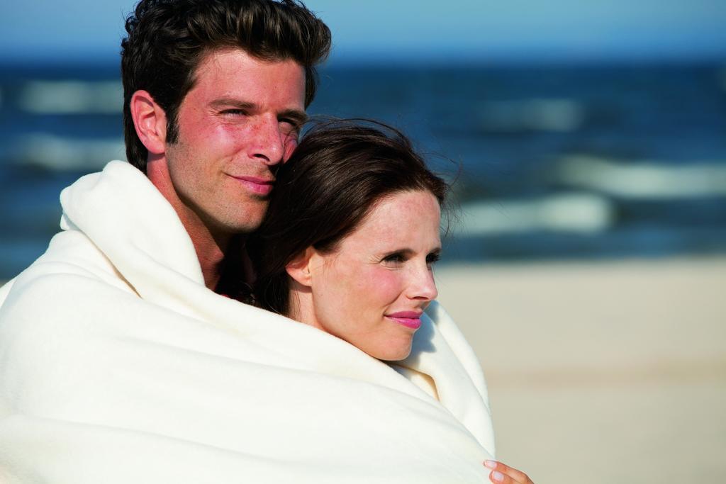 ชไตเกนแบร์เกอร์ แกรนด์โฮเต็ล แอนด์ สปา เฮริงสดอร์ฟ Hotel ภายนอก รูปภาพ A couple wrapped in a blanket
